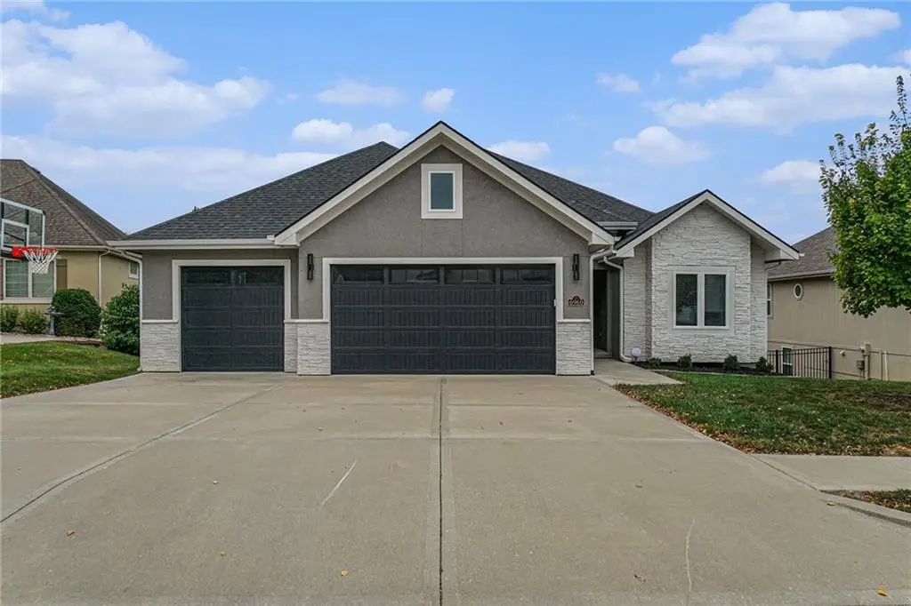 6960 Glenn Lane, Parkville, MO 64152 - #1