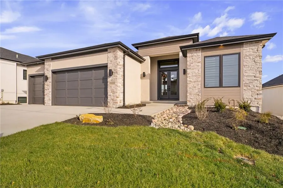 11233 S Sunray Drive, Olathe, KS 66061 - Image #2