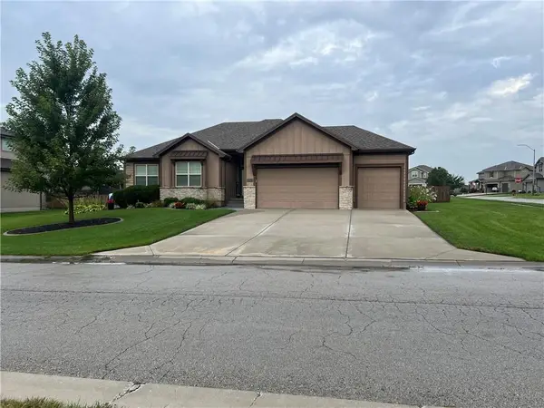 1586 Woodland Road, Greenwood, MO 64034