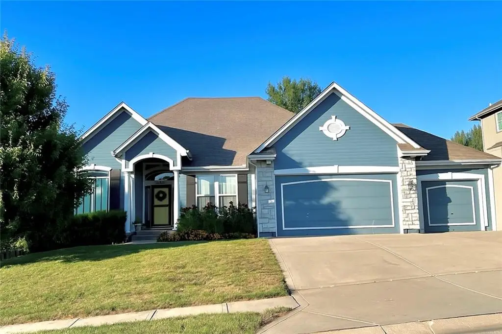 806 Creekmoor Pond Lane, Raymore, MO 64083 - Image #1