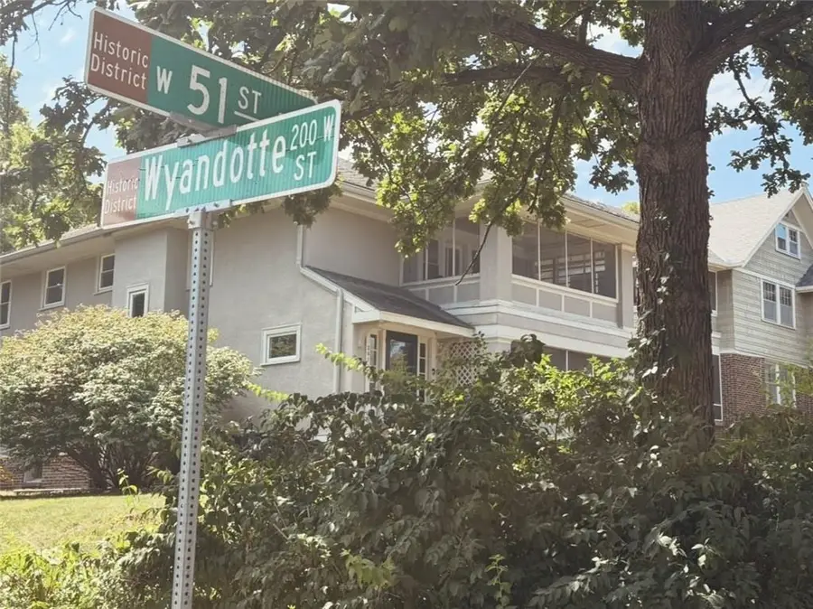 201 W 51st Terrace, Kansas City, MO 64112 - Image #3