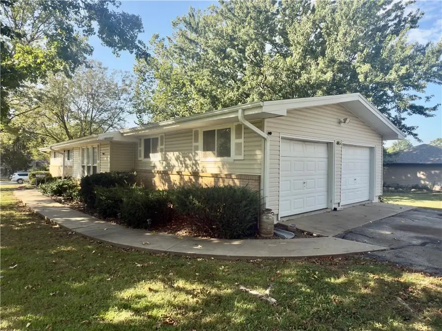 124 Hillcrest Drive, Nevada, MO 64772 - Image #2