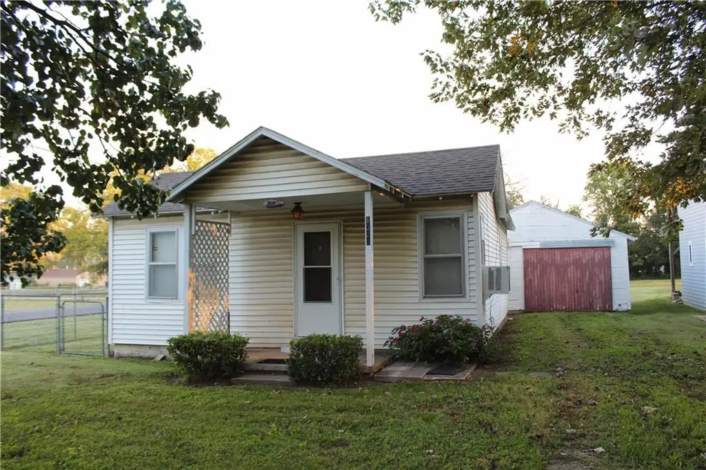 1328 W Martin Street, Coffeyville, KS 67337 - #1
