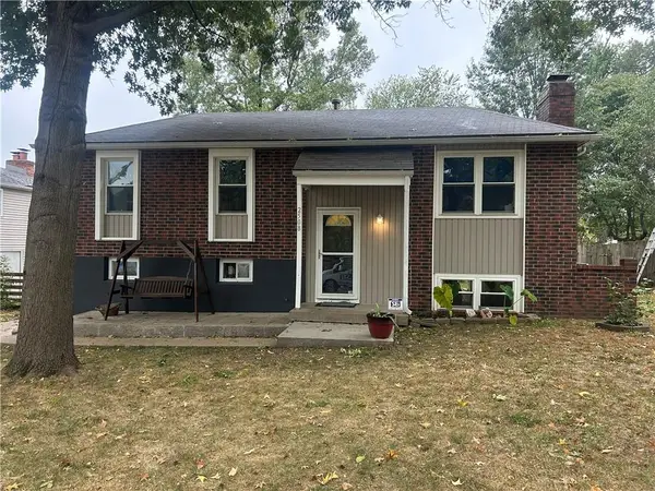 2508 NW Castle Drive, Blue Springs, MO 64015