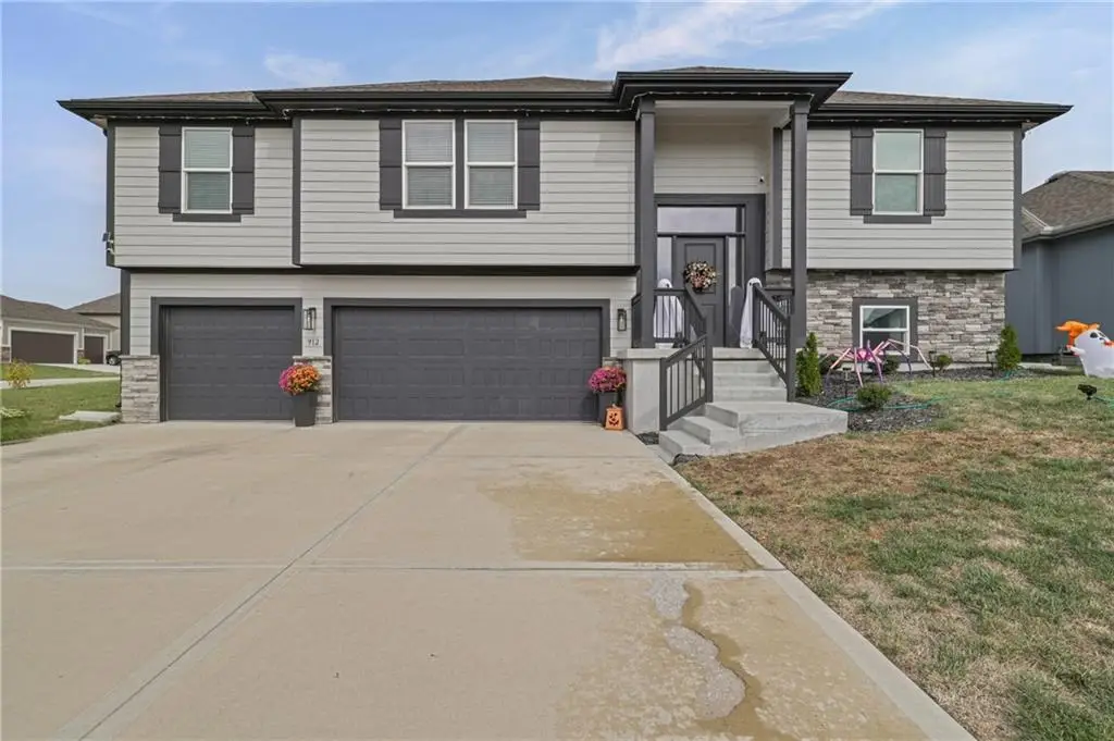 912 NW Hickorywood Drive, Grain Valley, MO 64029 - Image #1