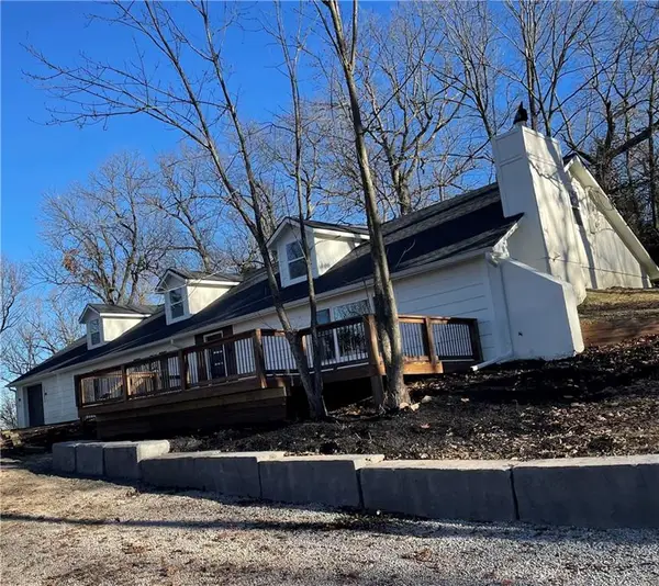 8721 S Hardsaw Road, Oak Grove, MO 64075