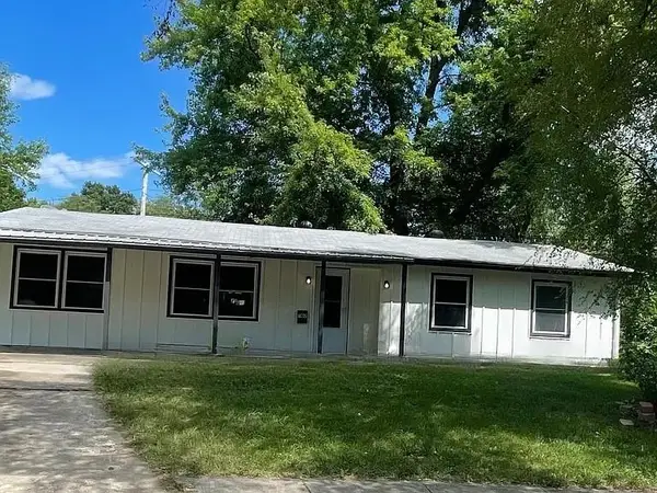 702 Park Circle, Belton, MO 64012