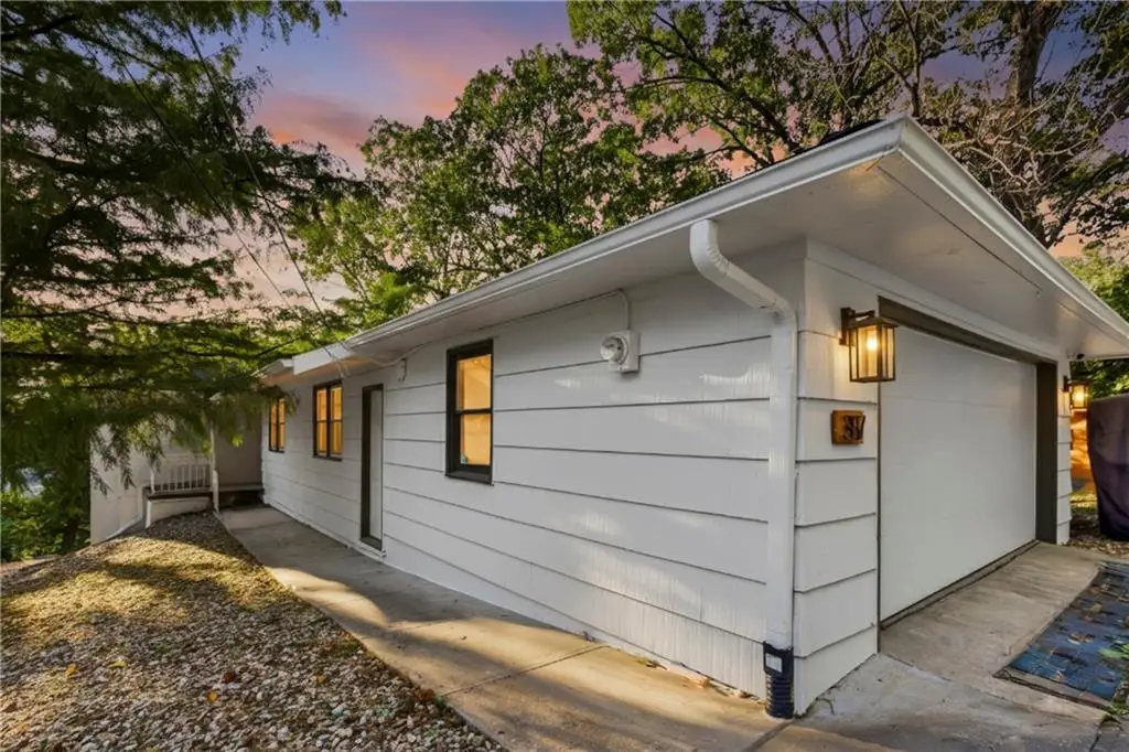 387 NW North Shore Drive, Lake Waukomis, MO 64151 - Image #1