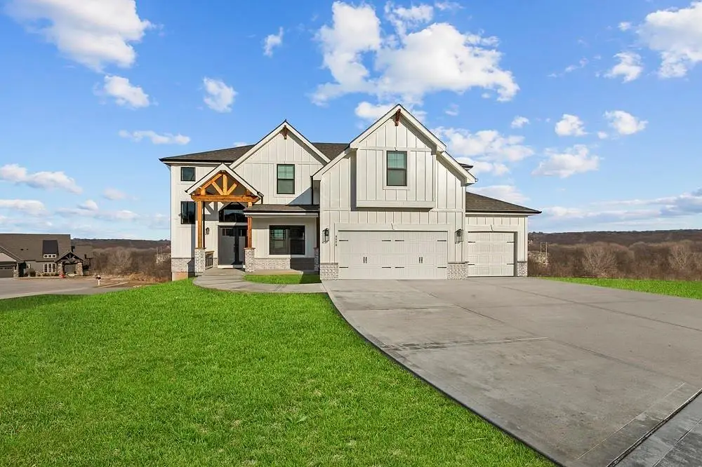 13590 Prairie Creek Place, Parkville, MO 64152 - Image #1