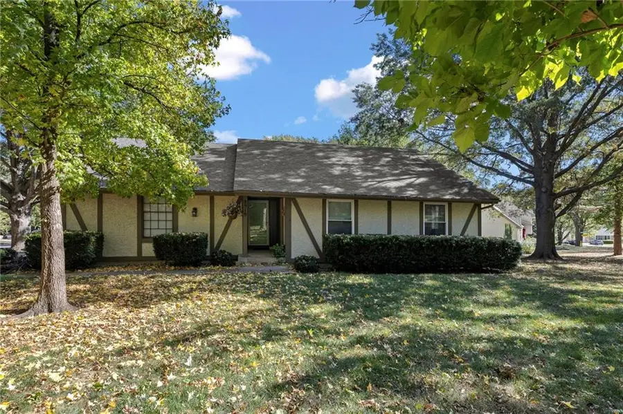 8919 Greenway Lane, Lenexa, KS 66215 - Image #2