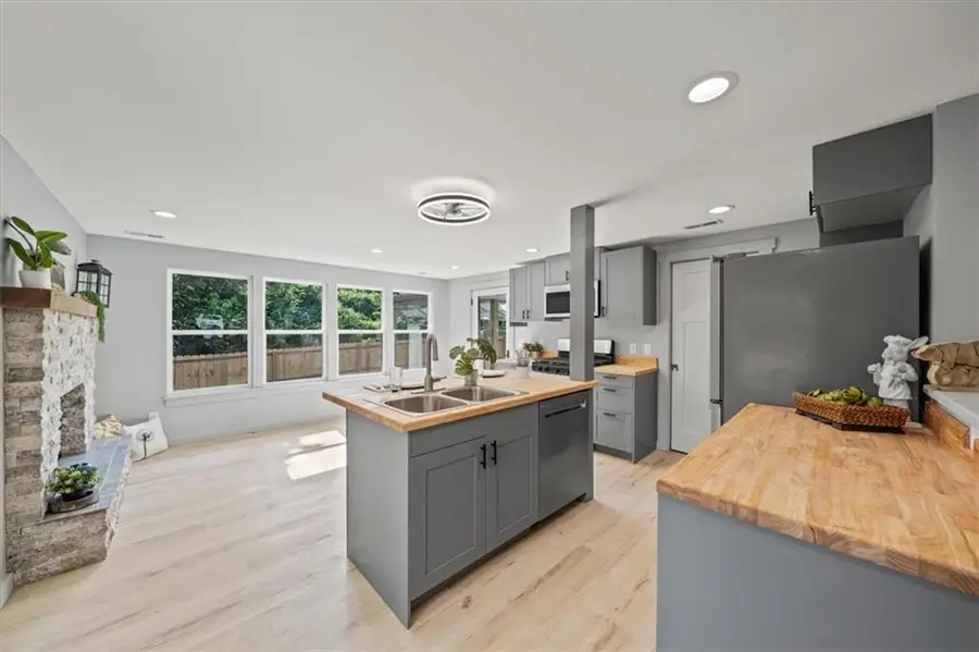 1109 S Woodbury Street, Independence, MO 64050 - Image #2