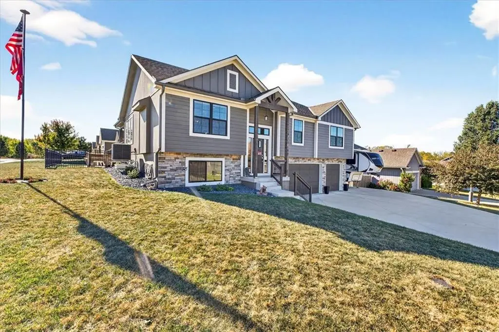 710 Ridge Crest Drive, Raymore, MO 64083 - Image #1