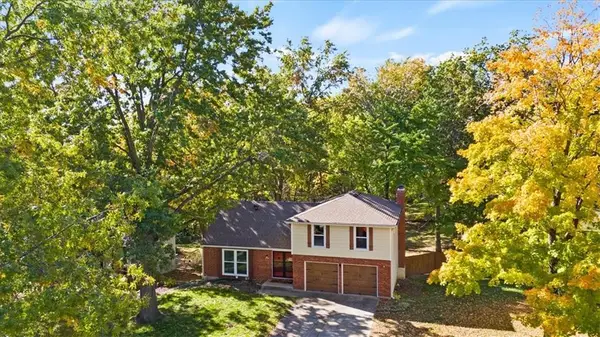 6606 NW Quail Run Drive, Parkville, MO 64152