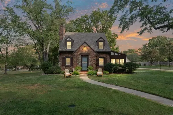 318 NW Briarcliff Road, Kansas City, MO 64116