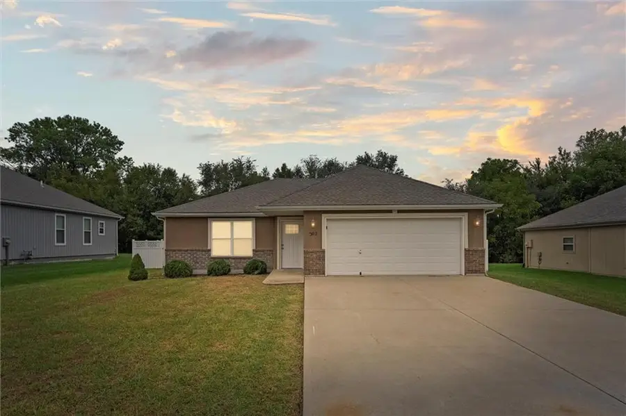 302 E Olive Street, Raymore, MO 64083 - Image #2