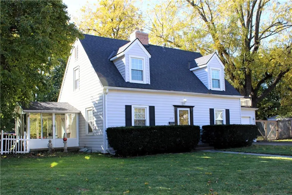 219 E South Avenue, Independence, MO 64050 - #1