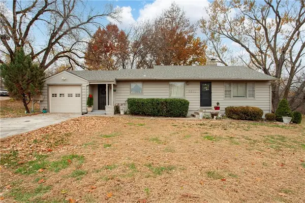 6811 Blue Parkway, Kansas City, MO 64129