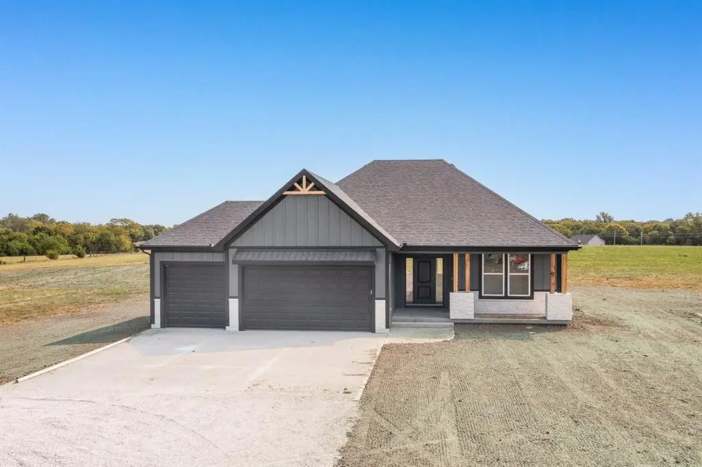 24695 Evans Road, Tonganoxie, KS 66086 - Image #1