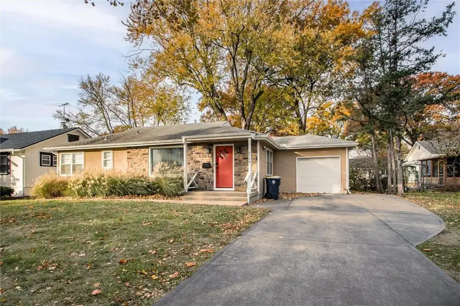 8004 Jarboe Street, Kansas City, MO 64114 - Image #2