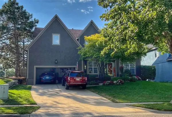 8528 Candlelight Lane, Lenexa, KS 66215
