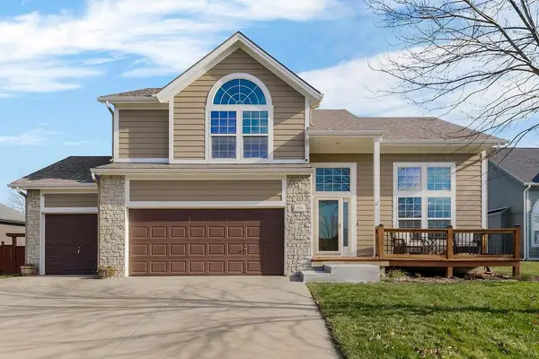 705 S Spruce Circle, Gardner, KS 66030