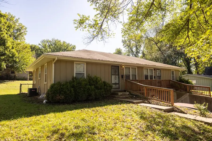 105 & 107 S Arlington Avenue, Independence, MO 64053 - Image #2