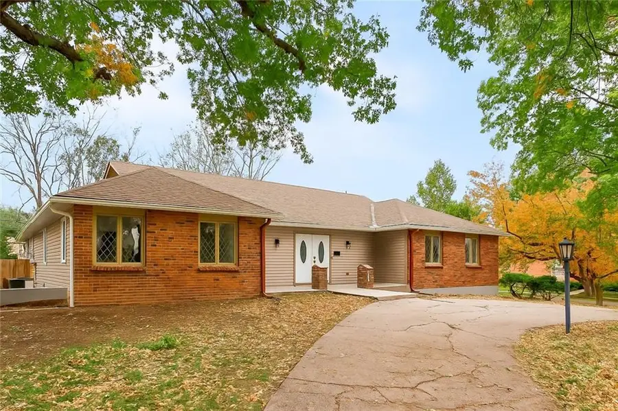8641 Broadmoor Street, Overland Park, KS 66212 - Image #2