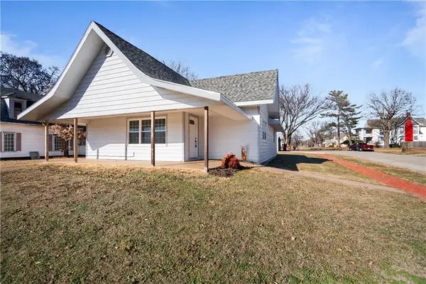 611 E 5th Avenue, Caney, KS 67333