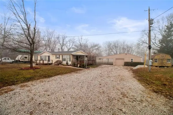 22304 S Buck Drive, Peculiar, MO 64078