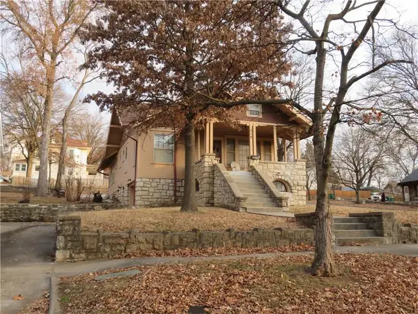 310 E Kaskaskia Street, Paola, KS 66071