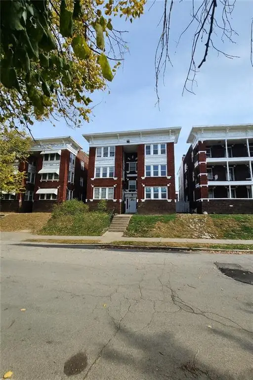 4121-4123 Walnut Street, Kansas City, MO 64111 - #3