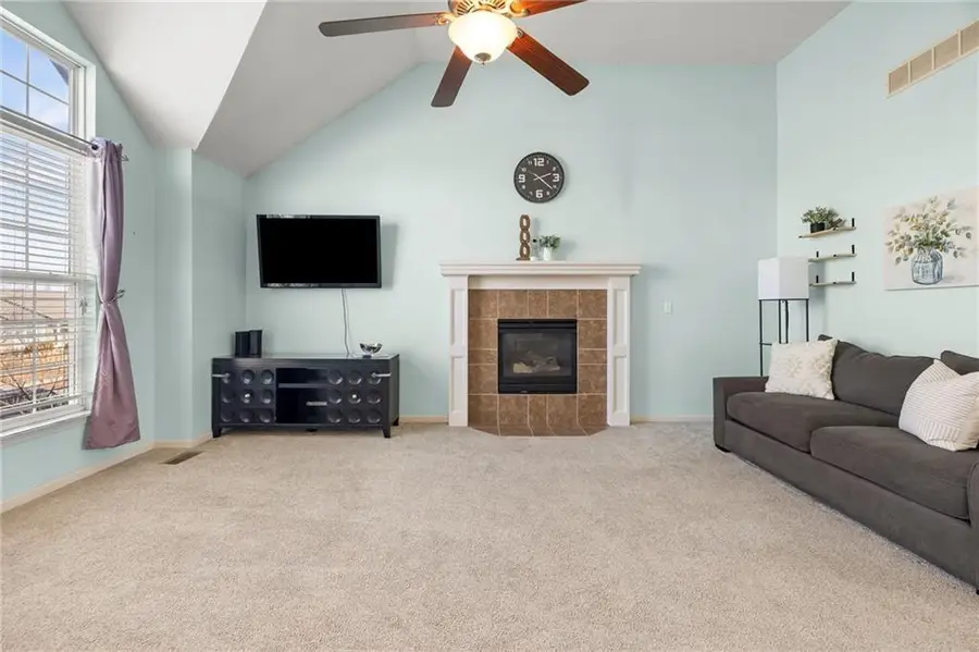 559 E Apache Street, Gardner, KS 66030 - #2