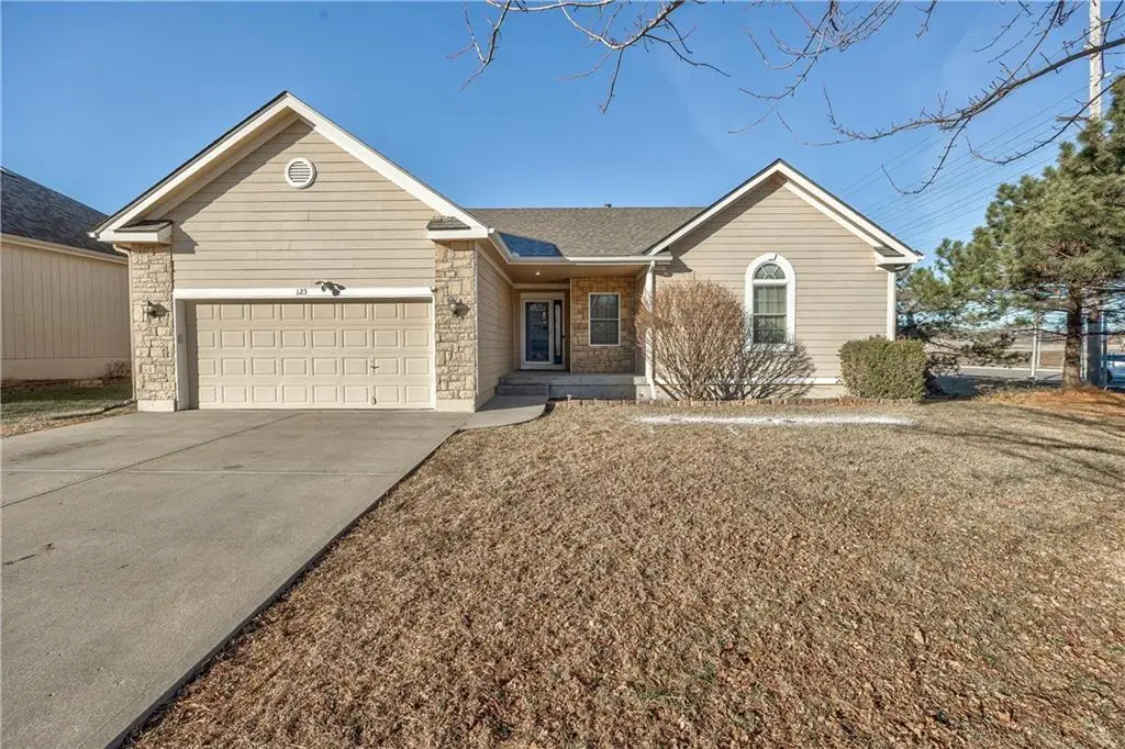 123 N Indian Wells Drive, Olathe, KS 66061 - Image #1