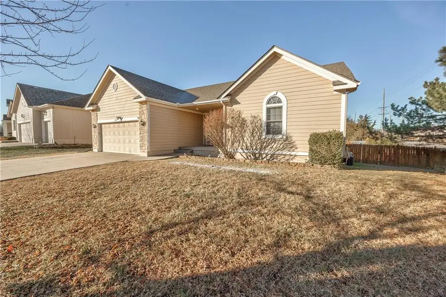 123 N Indian Wells Drive, Olathe, KS 66061 - Image #2