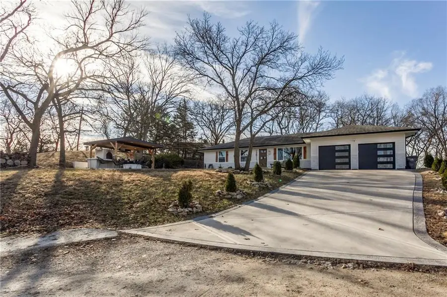 13811 S Lakeshore Drive, Olathe, KS 66061 - Image #2