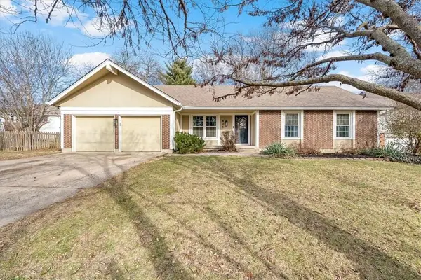 405 NE Dogwood Lane, Lee's Summit, MO 64086