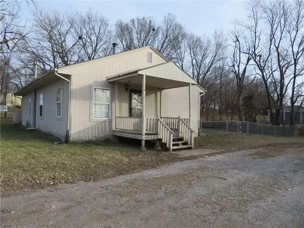 411 W Lake Street, McLouth, KS 66054