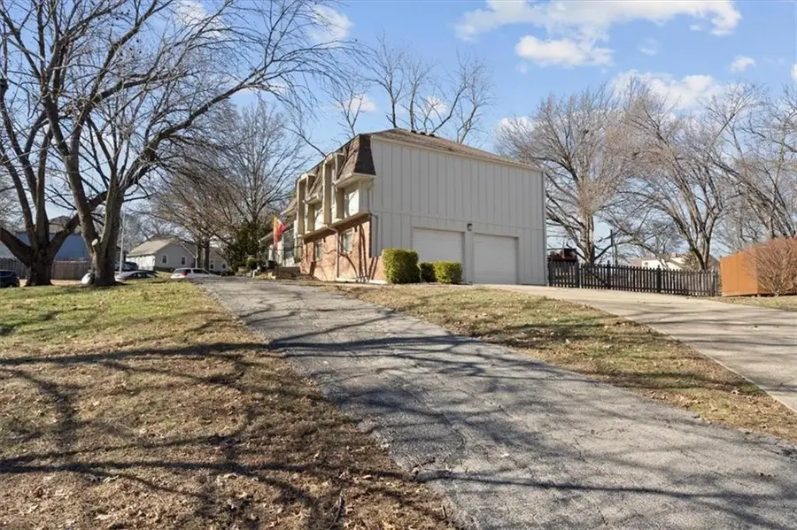 634 W Santa Fe Trail, Kansas City, MO 64145 - #3