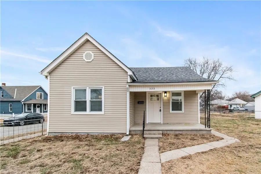 323 W Hyde Park Avenue, Saint Joseph, MO 64504 - Image #2