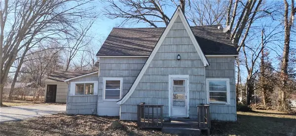 202 S Metcalf Road, Louisburg, KS 66053