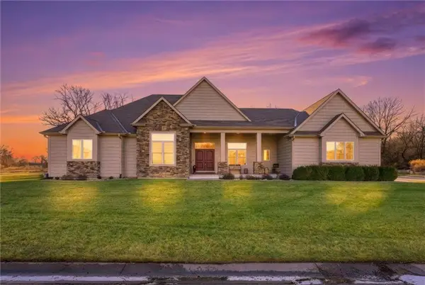 900 Oakmont Drive, Lansing, KS 66043