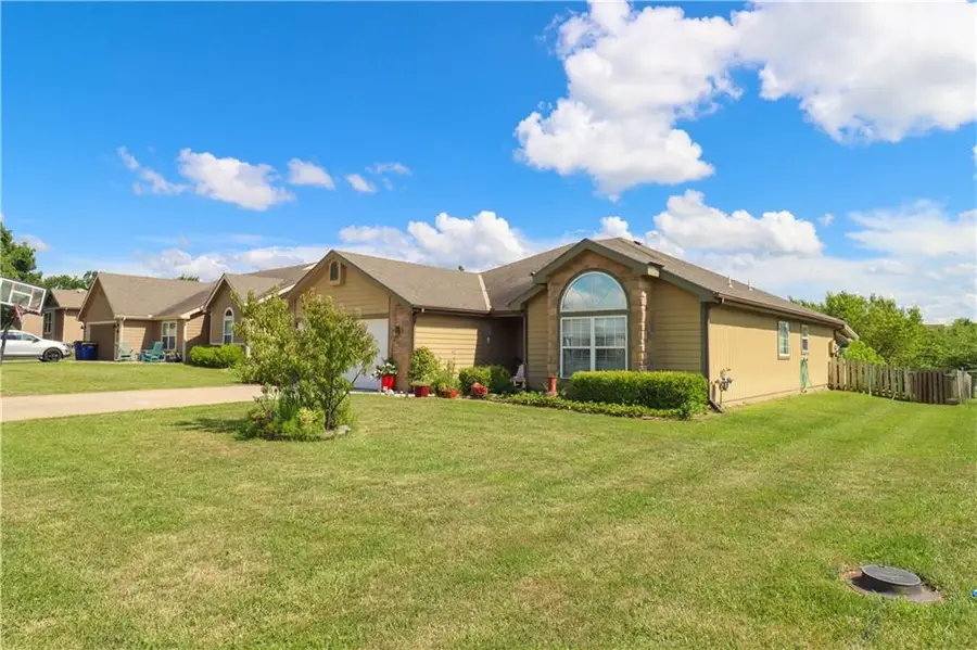 329 W 26th Lane, Eudora, KS 66025 - Image #2