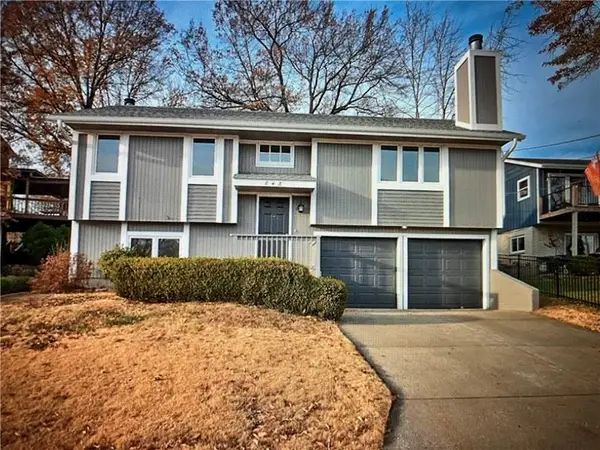 848 NW South Shore Drive, Lake Waukomis, MO 64151