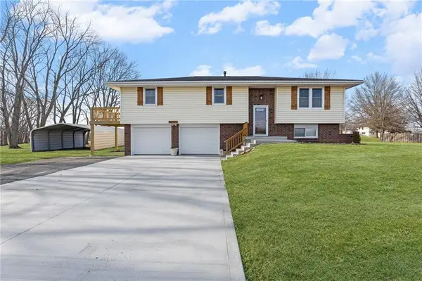 19723 Tonganoxie Drive, Tonganoxie, KS 66086