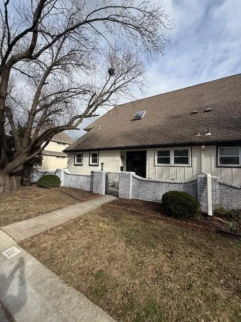 68 Woodbridge Lane, Kansas City, MO 64145 - Image #1