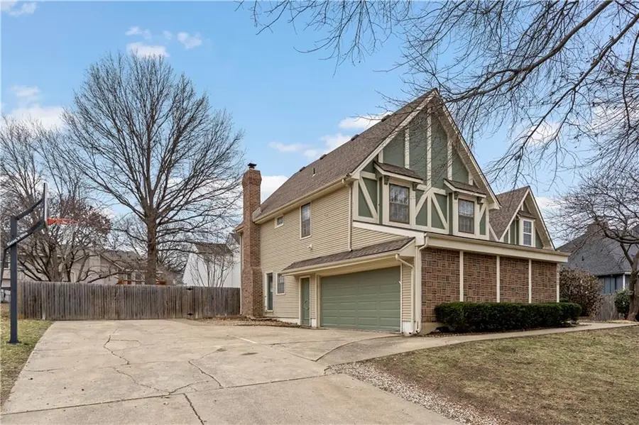 16100 W Chalet Drive, Olathe, KS 66062 - #2