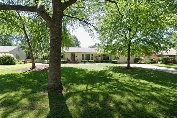 9000 Cherokee Lane, Leawood, KS 66206