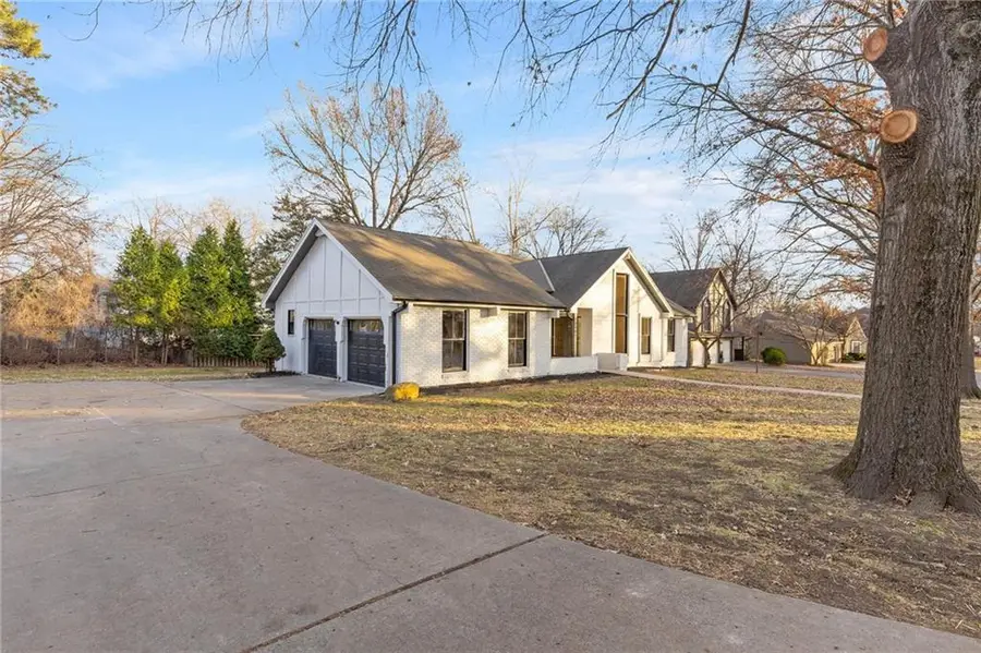 10301 Howe Drive, Leawood, KS 66206 - Image #3