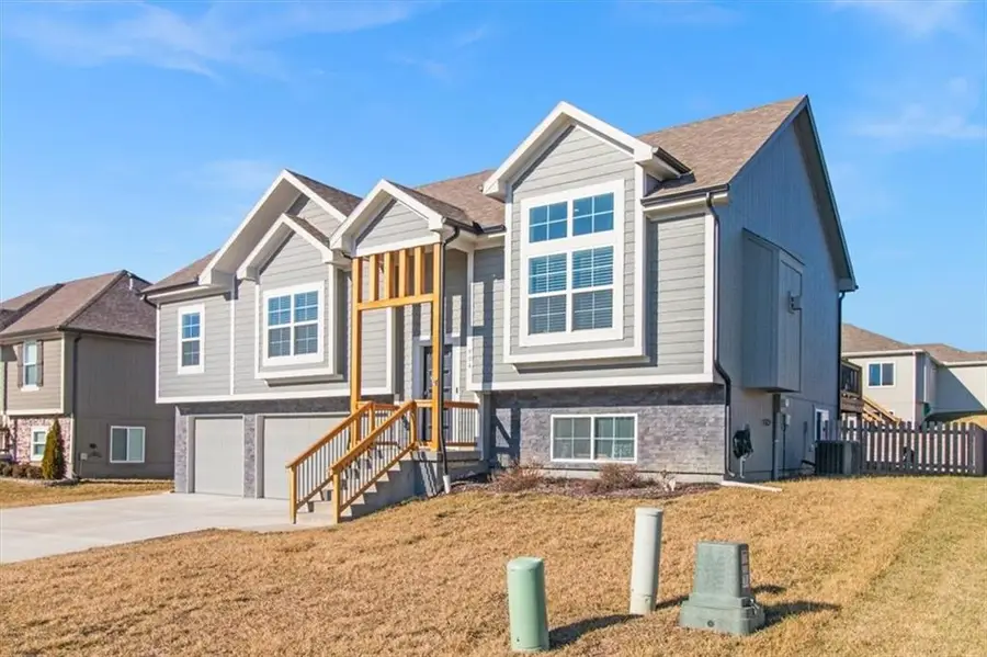 904 NW Lindenwood Drive, Grain Valley, MO 64029 - Image #2