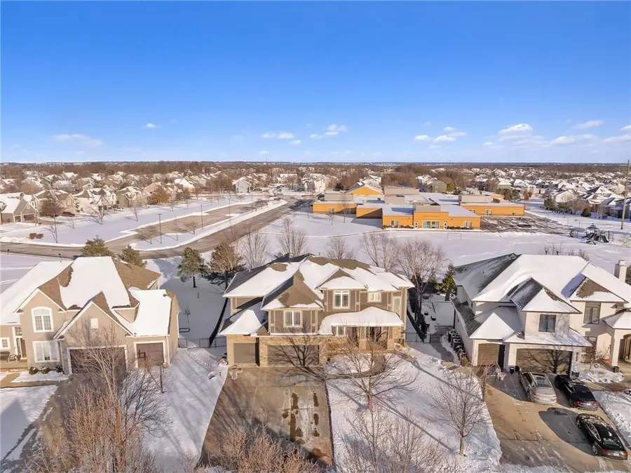 16253 S Summertree Lane, Olathe, KS 66062 - Image #2